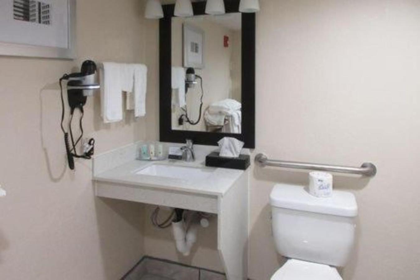 Quality Inn And Conference Center Richmond Extérieur photo
