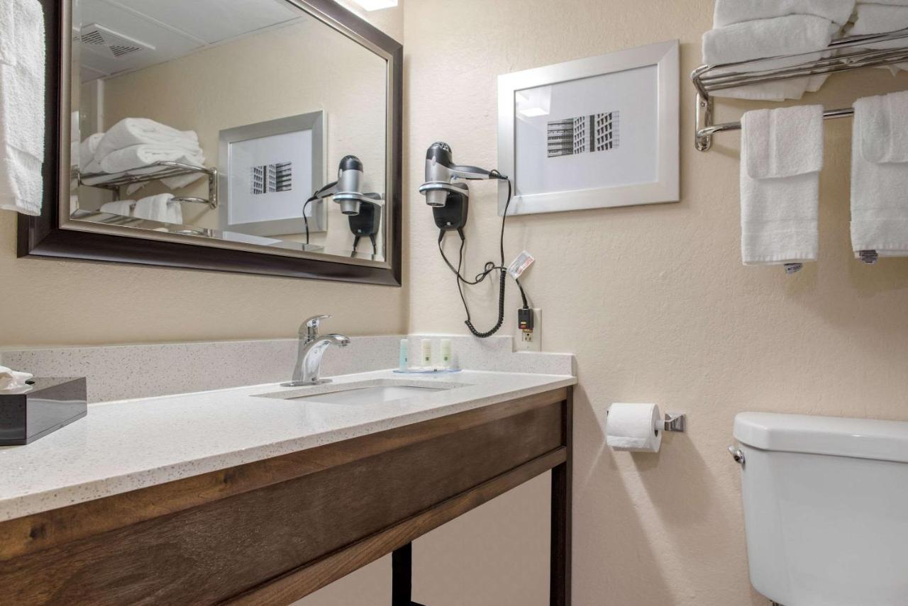 Quality Inn And Conference Center Richmond Extérieur photo